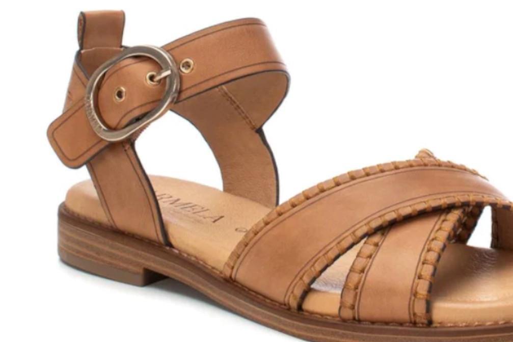 Sandalias planas Carmela 162204 en camel para mujer
