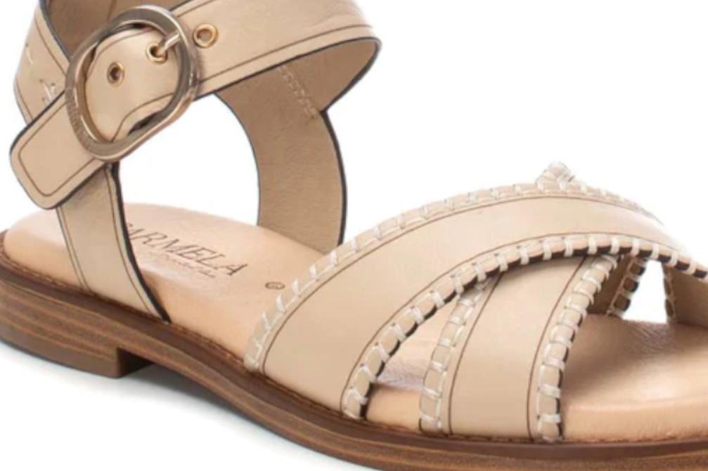 Sandalias planas Carmela 162204 en beige para mujer