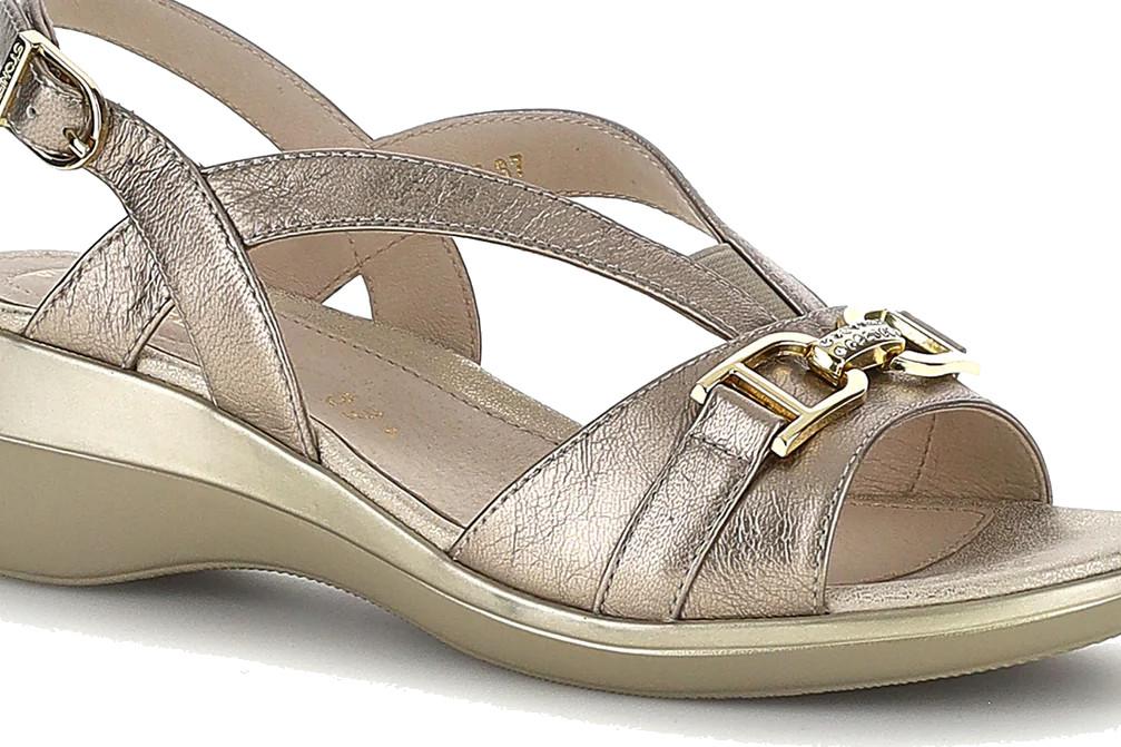 Sandalia con cuña baja Stonefly VANITY III 223648 en oro piel laminada