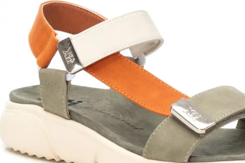 Sandalias deportivas XTI 144112 caqui para mujer | Sandalias cómodas con cierre adherente