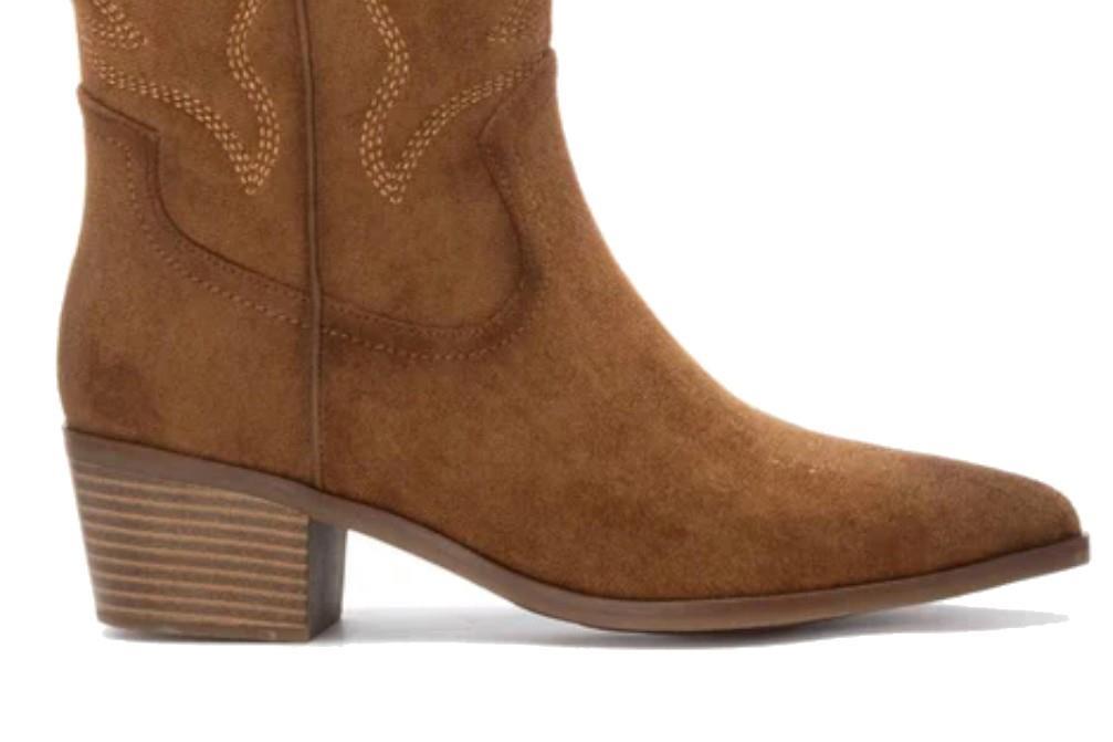 Botas altas cowboy XTI 144308 en ante camel