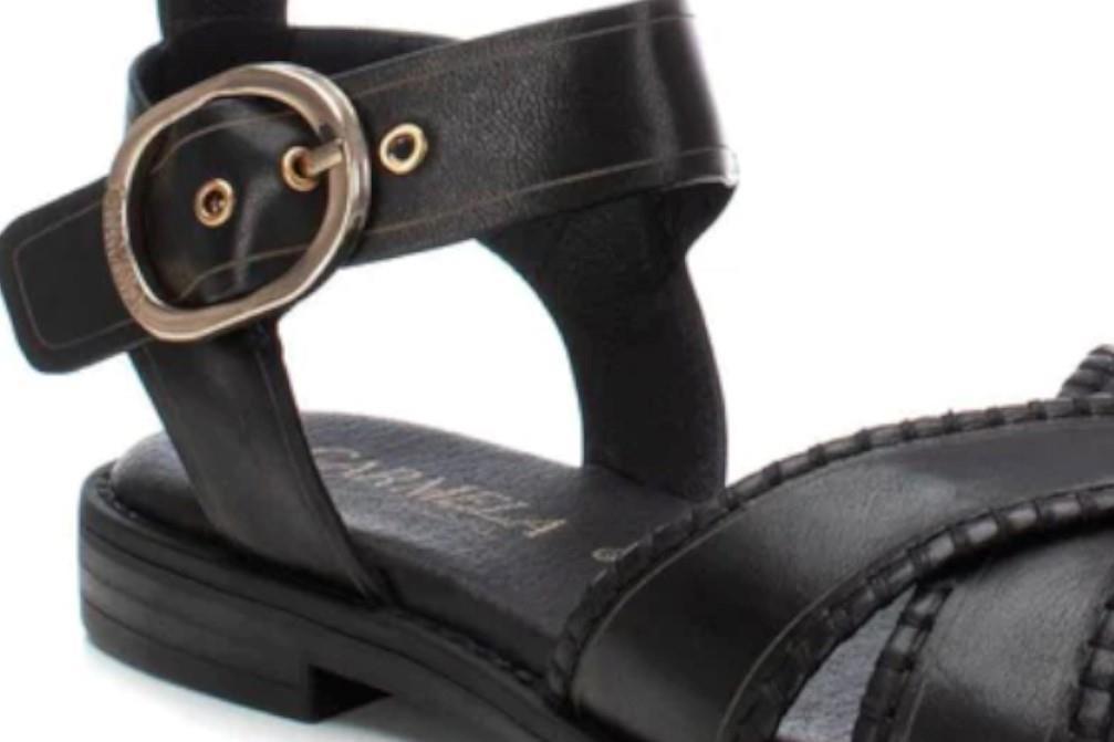 Sandalias planas Carmela 162204 en negro para mujer