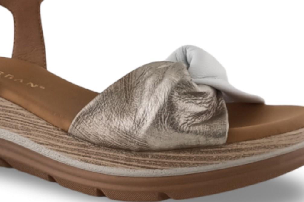 Sandalias con cuña Paula Urban 24-611 en blanco para mujer