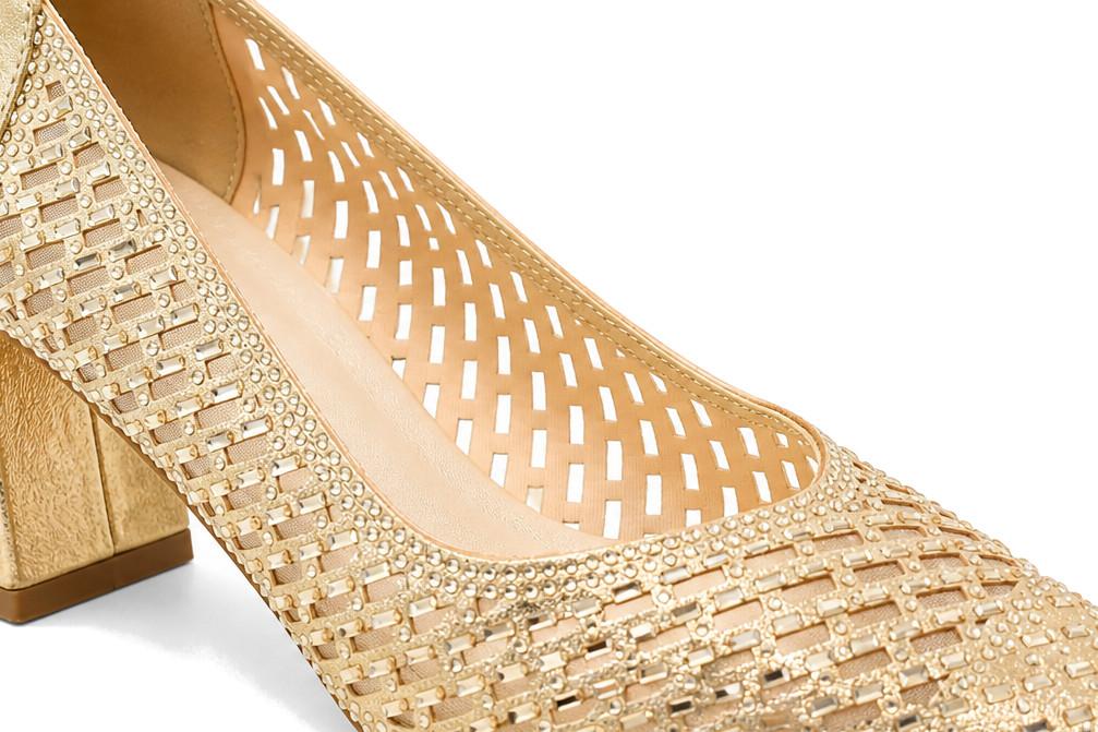 Zapatos de fiesta mujer Menbur AM72195 – Zapatos dorados elegantes con tacón medio ancho y diseño troquelado