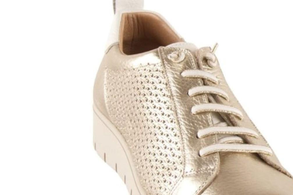 Zapatilla deportiva Chamby 11 en color platino para mujer