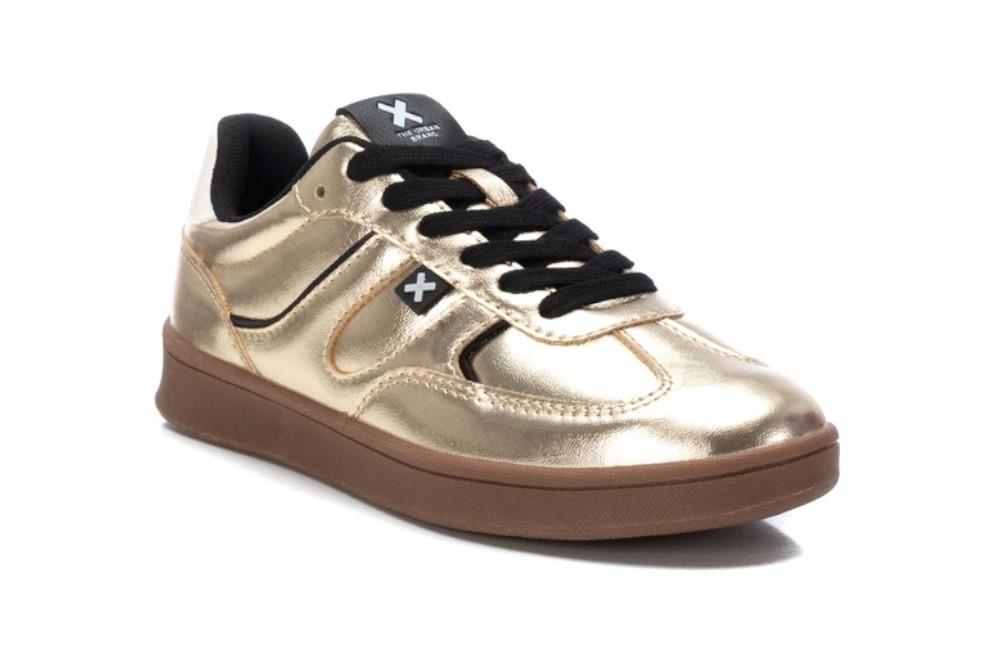 Zapatilla deportiva Xti 143384 en oro para mujer