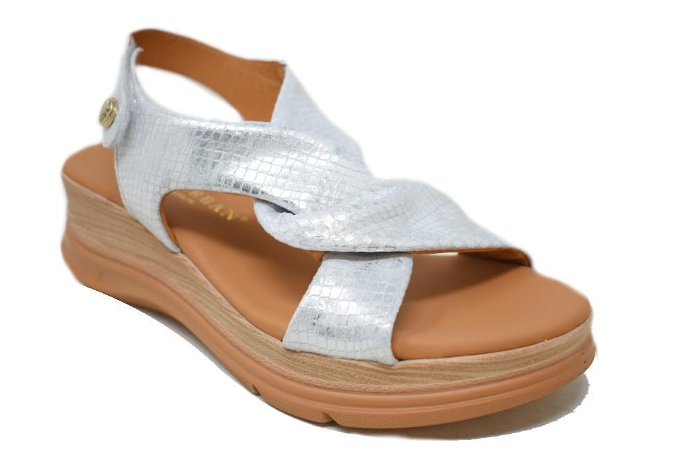 Sandalia con cuña Paula Urban 26-614 en plata para mujer