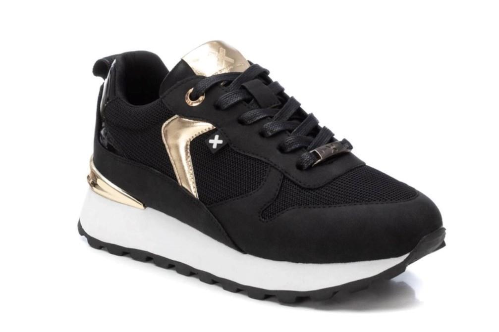 Zapatilla deportiva Xti 142961 en negro para mujer
