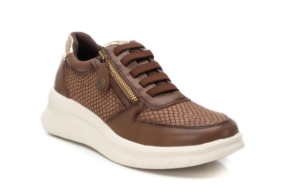 Zapatilla deportiva Xti 143366 en taupe para mujer