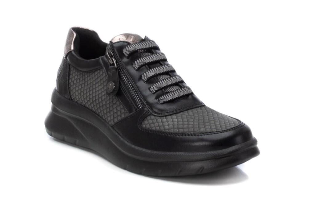 Zapatilla deportiva Xti 143366 en negro para mujer