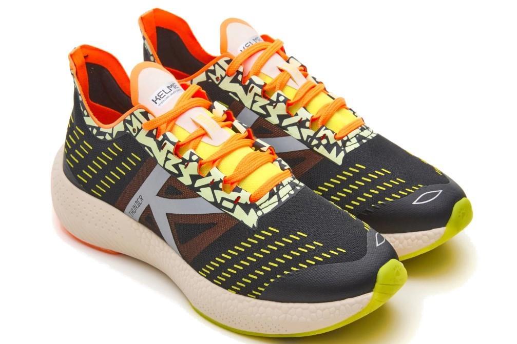 Zapatilla de Running Kelme Thunderstorm 46958 en color Negro y Naranja para hombre