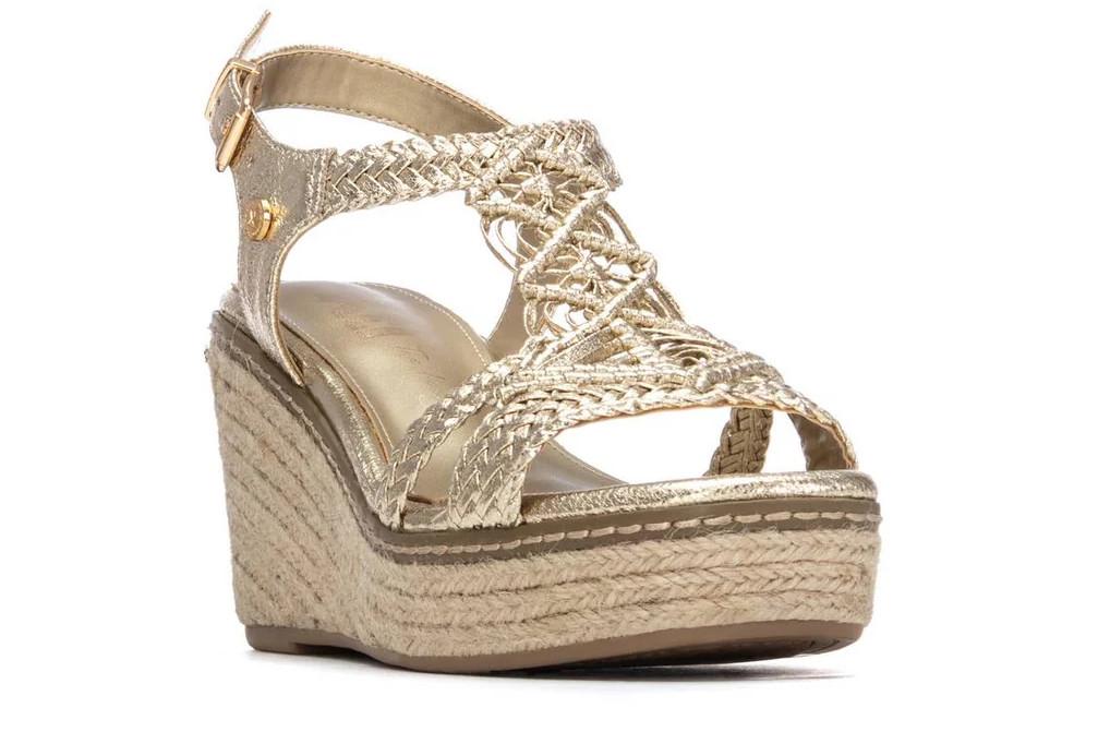 Sandalias con cuña de esparto XTI 145456 oro para mujer | Plataforma cómoda y estilo verano