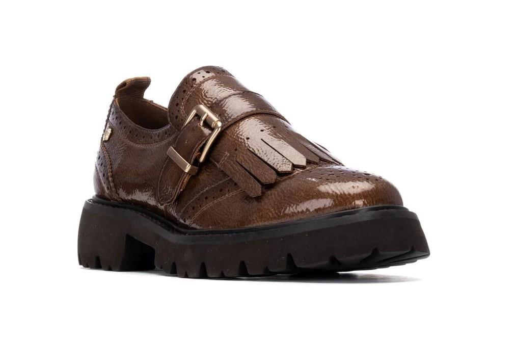 Mocasines de charol Carmela 162594 en color taupe