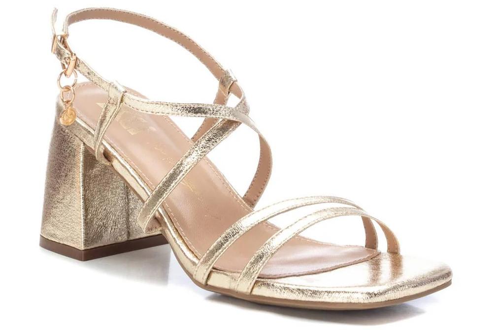 Sandalia de tacón multitiras XTI 142351 en oro para mujer