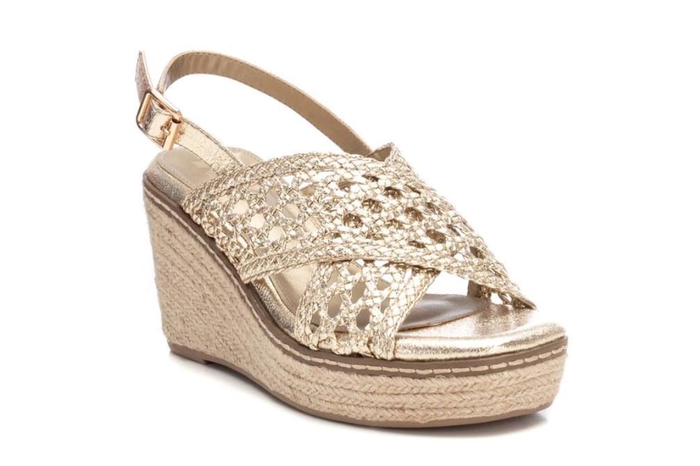 Sandalias con cuña XTI 142746 en oro para mujer