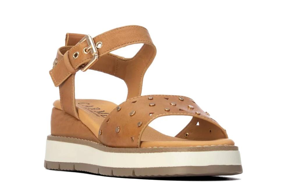 Sandalia con cuña media Carmela 163248 con Cuña de Piel y Tiras Cruzadas para mujer en camel