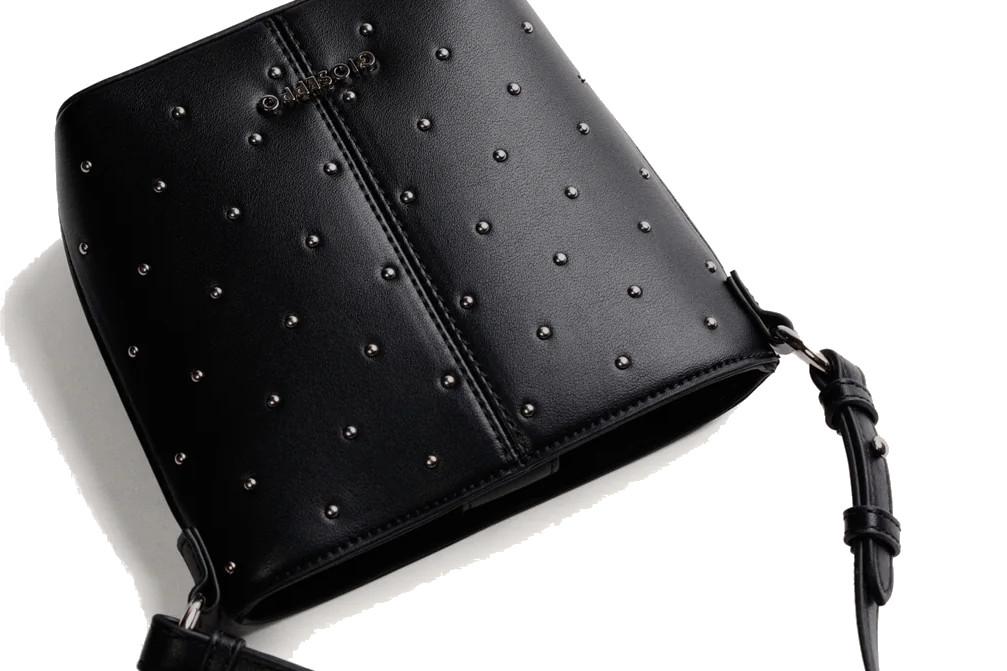 Bolso bandolera Bucket Gioseppo 80675 en negro con tachas para mujer