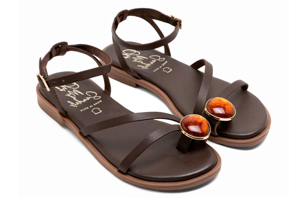 Sandalia plana de dedo Oh! My Sandals 5855 marrón para mujer de piel