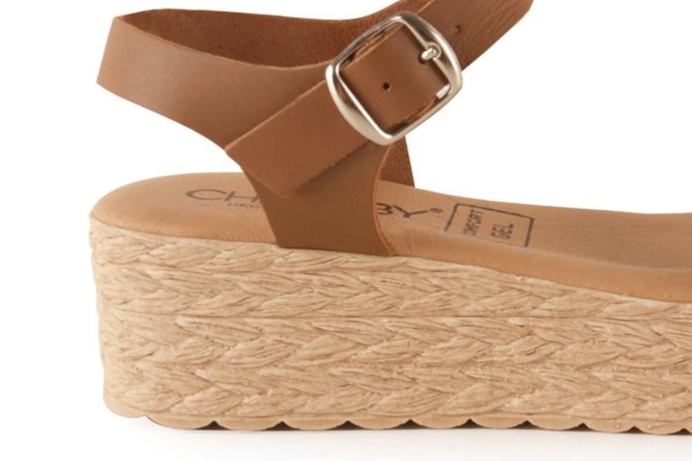 Sandalias con cuña Chamby 327 en platino para mujer
