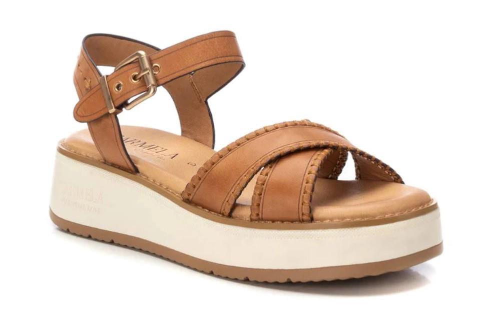 Sandalias cómodas Carmela 162245 en camel para mujer