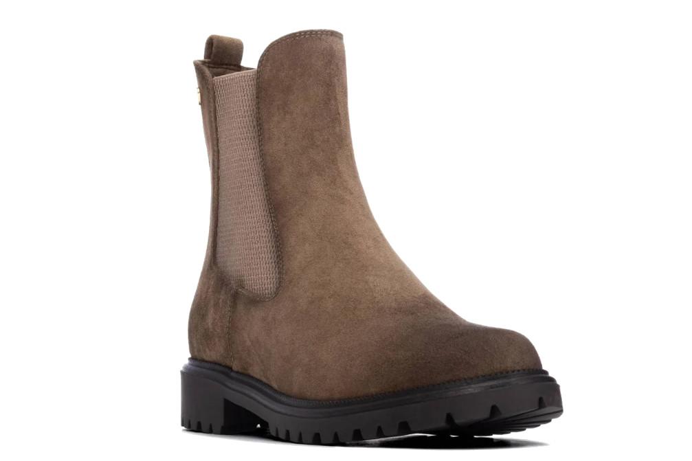 Botines Chelsea planos XTI 146242 en taupe para mujer