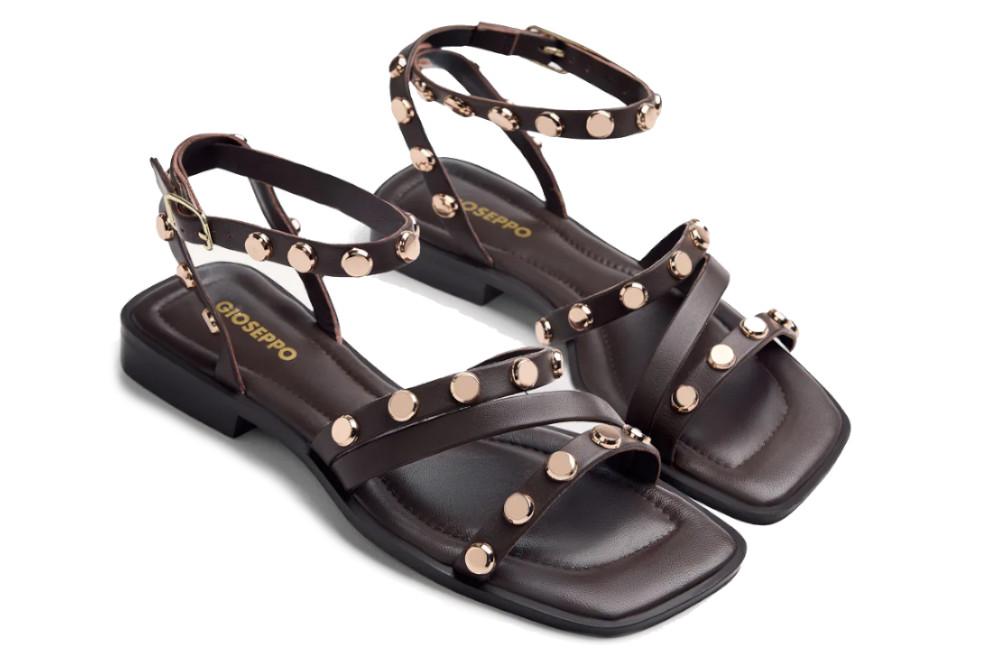 Sandalias planas Gioseppo Mindo 79025 Chocolate de Piel con Tachas y Tacón Bajo para Mujer