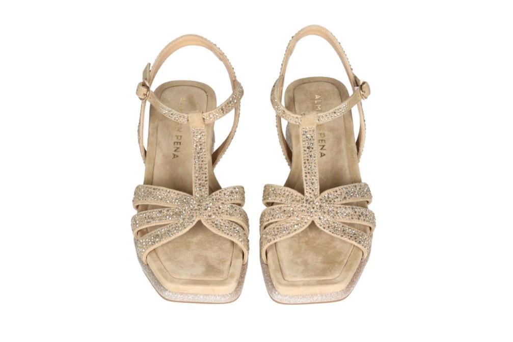 Sandalias con cuña Alma en Pena V240737 de color sand