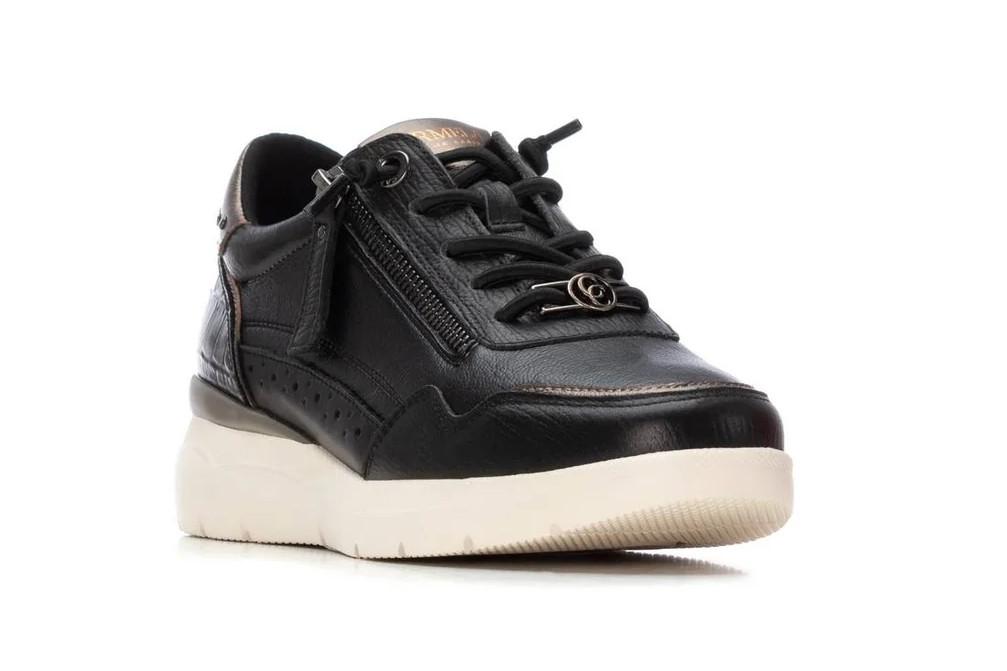 Zapatillas deportivas con cuña de Piel Carmela 162430 Metalizadas para Mujer en negro