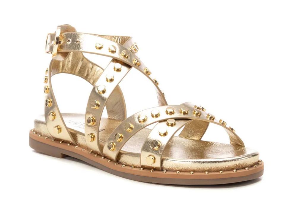 Sandalia plana romana Carmela 162393 en oro para mujer| Sandalia de Piel con Tachas y Suela Antideslizante