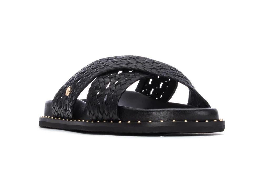 Sandalia plana Carmela 163053 Negra para mujer | Sandalia de Piel Trenzada Metalizada con Suela Antideslizante
