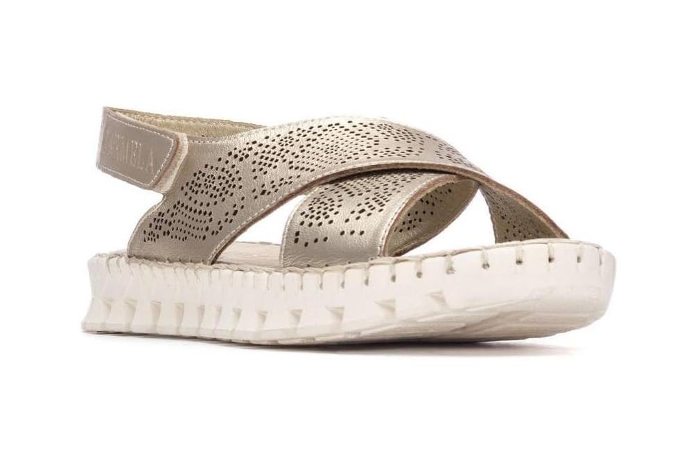 Sandalias planas Carmela 163216 Oro de Piel con Tiras Cruzadas para mujer
