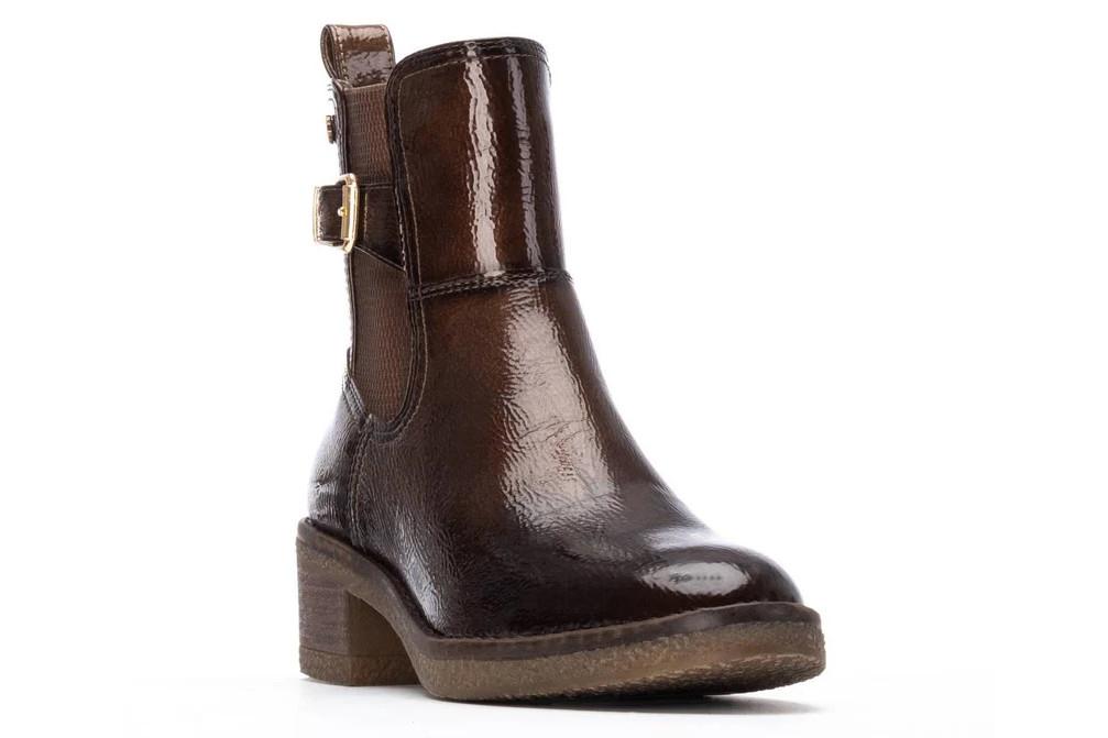 Botines chelsea Carmela 162579 en color taupe