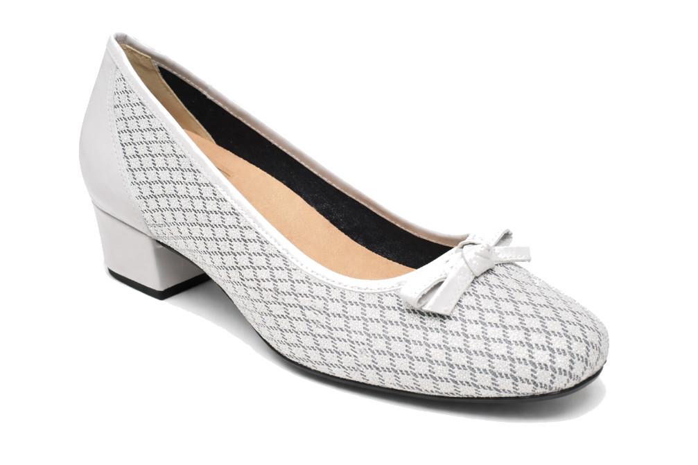 Zapatos de tacón Doctor Cutillas 81267 en color blanco