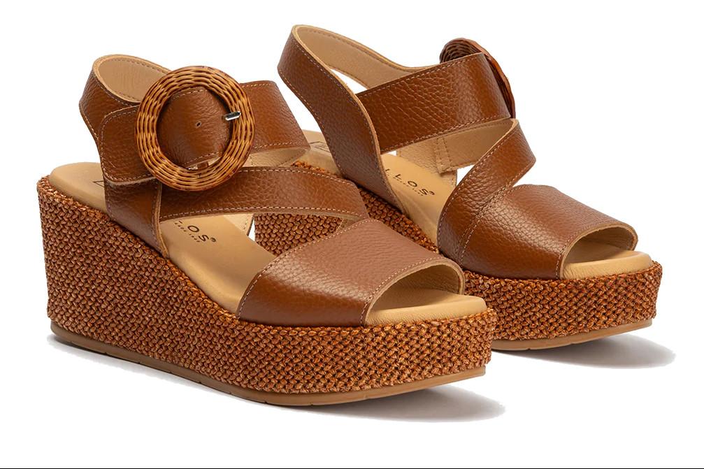 Sandalia con cuña alta Pitillos 11271 de rafia y piel napa cruzada color cuero – Elegancia y confort para mujer