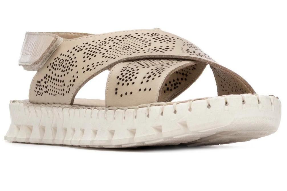 Sandalias planas Carmela 163216 beige de Piel con Tiras Cruzadas para mujer