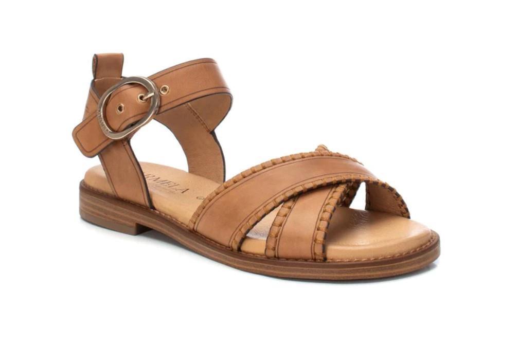 Sandalias planas Carmela 162204 en camel para mujer