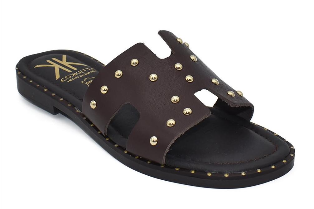 Sandalias Planas de Piel Cokketa 147 Marrón Chocolate con Tachuelas