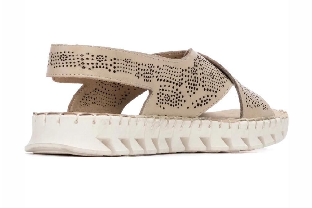 Sandalias planas Carmela 163216 beige de Piel con Tiras Cruzadas para mujer