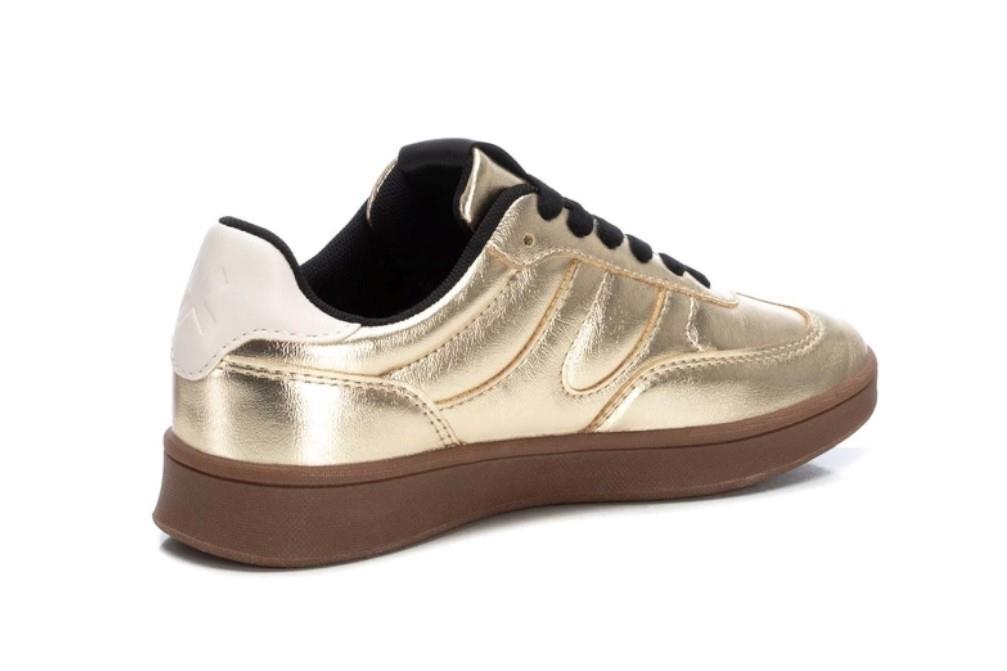 Zapatilla deportiva Xti 143384 en oro para mujer
