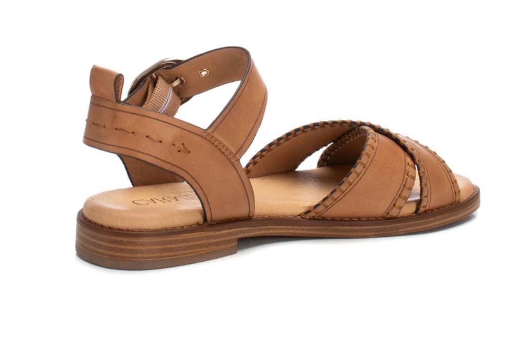 Sandalias planas Carmela 162204 en camel para mujer