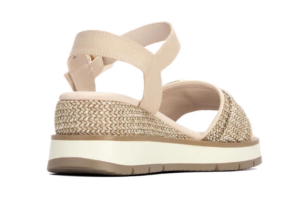 Sandalia con cuña media para mujer Carmela 163217 Beige con Cuña y Detalle Decorativo