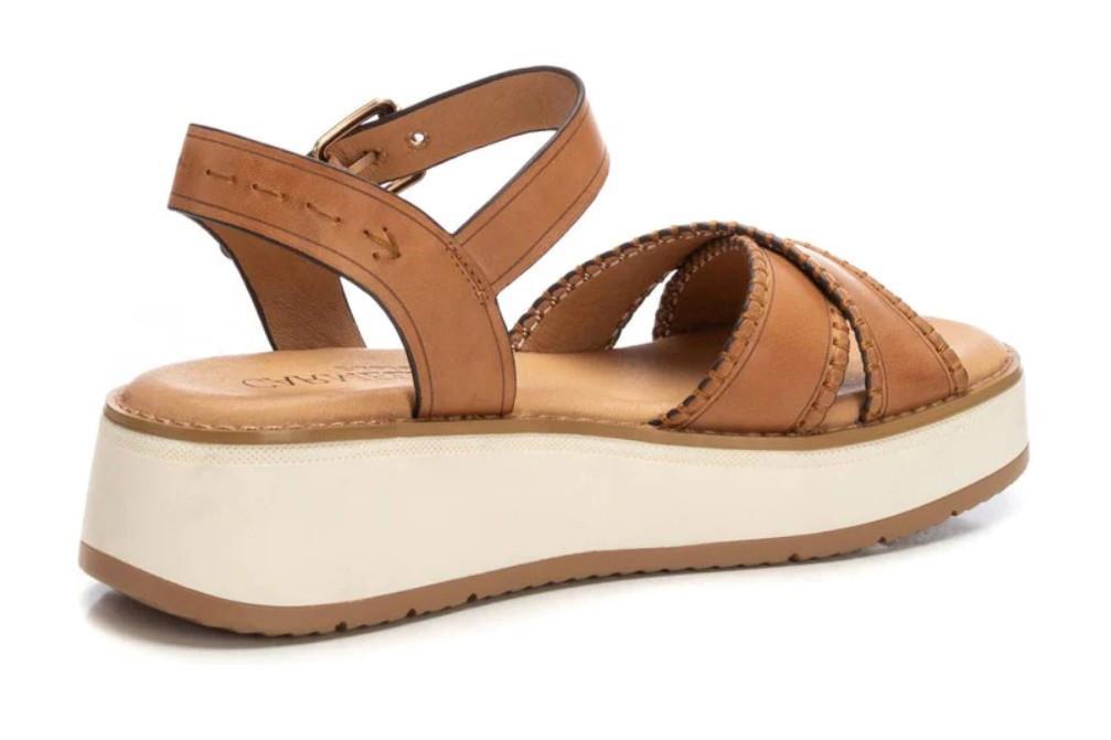 Sandalias cómodas Carmela 162245 en camel para mujer