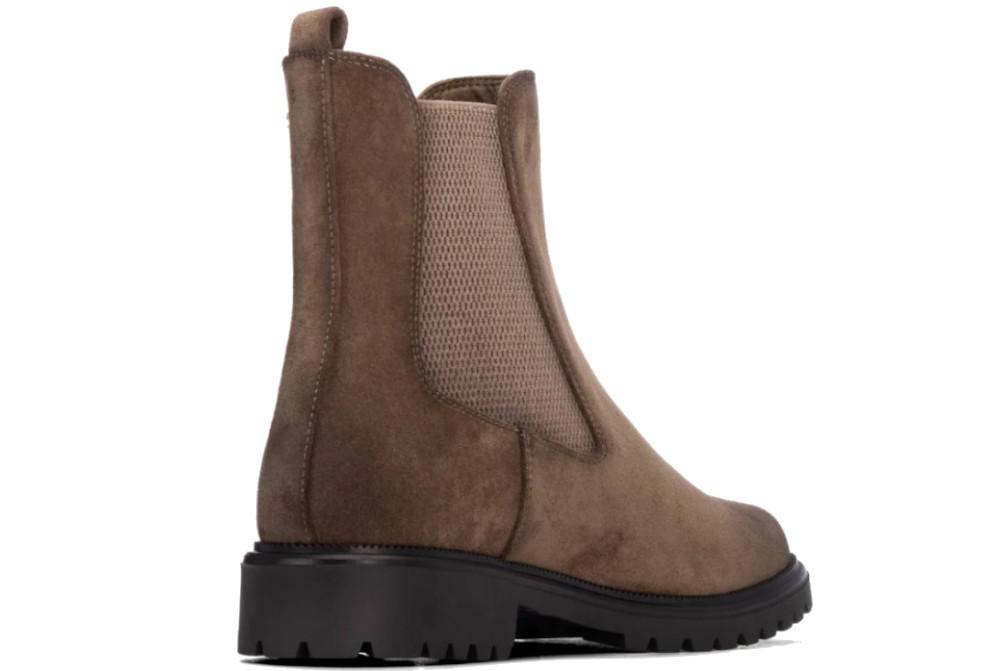Botines Chelsea planos XTI 146242 en taupe para mujer
