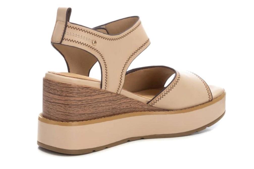 Sandalias con cuña Carmela 162239 en beige para mujer
