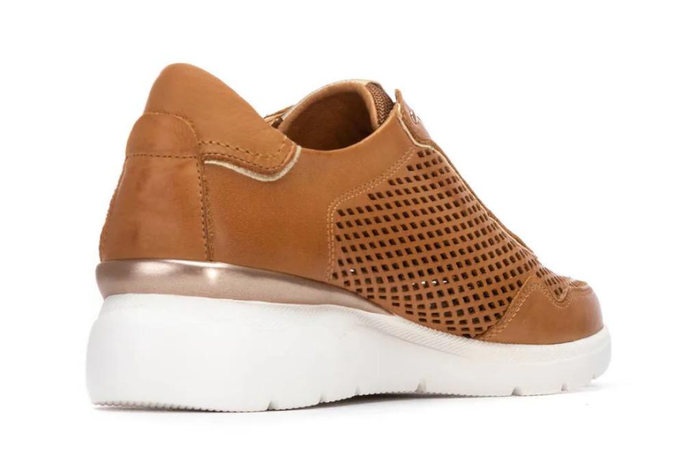 Zapatilla deportivas de piel Carmela 163211 en color camel