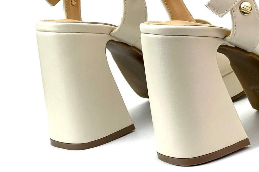 Sandalias de fiesta Isteria 23048 en beige para mujer