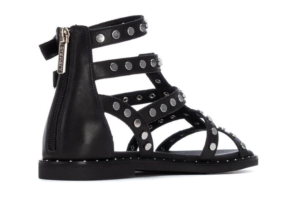 Sandalias planas romanas Carmela 163163 Negras de Piel con Tachas y Hebillas Plateadas para mujer