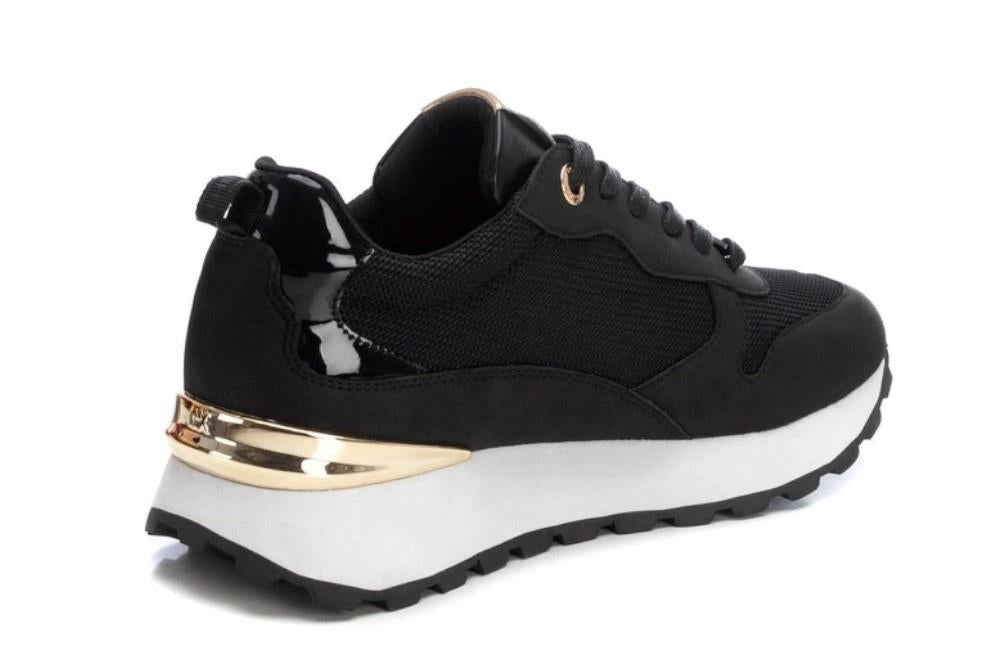Zapatilla deportiva Xti 142961 en negro para mujer