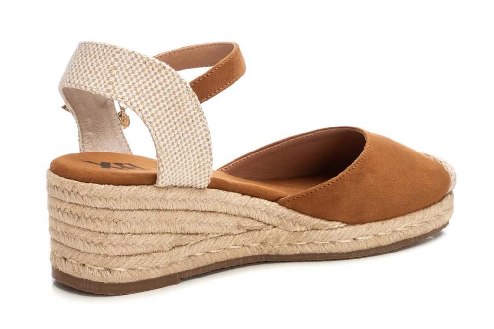 Alpargata con cuña baja XTI 144104 en camel–Valenciana Vegana