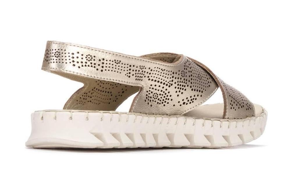Sandalias planas Carmela 163216 Oro de Piel con Tiras Cruzadas para mujer